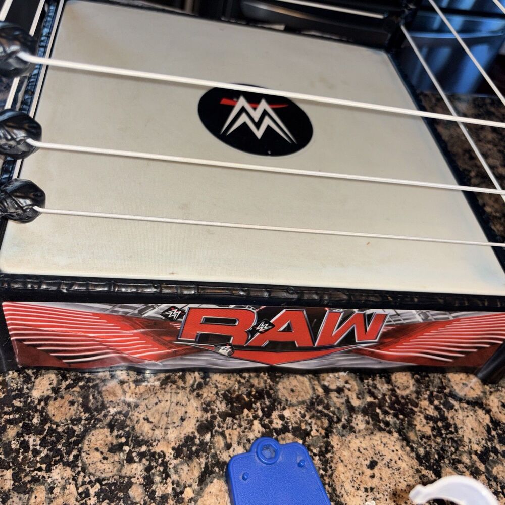 WWE Raw Wrestling Ring 2010 Incl 6 Action Figures, Spring Loaded Mat With Stand - Picture 7 of 8